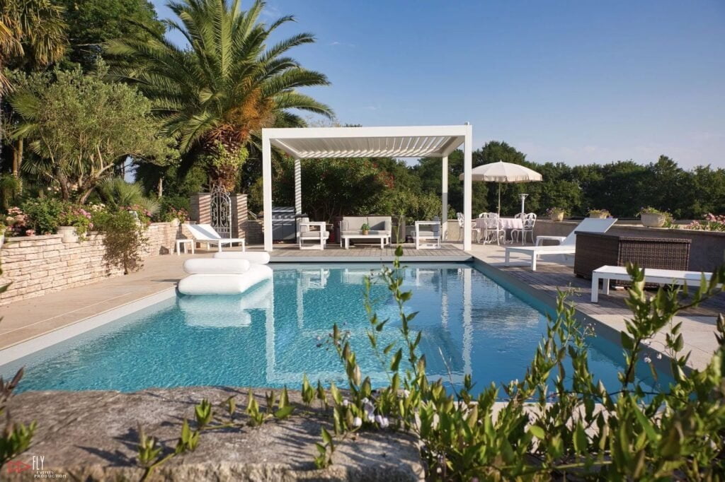 photo-immobilier-prestige-Salon-piscine-palmier